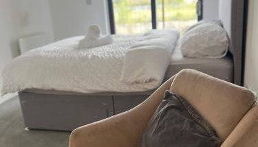 Joyful Group - Stylish 2 Bedroom Duplex with Sofa Bed in Salford M5 - Foto 3