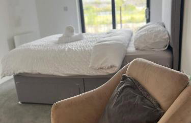 Joyful Group - Stylish 2 Bedroom Duplex with Sofa Bed in Salford M5 - Foto 3