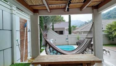 Casa Teresópolis perto do centro com três suítes e piscina - Foto 4