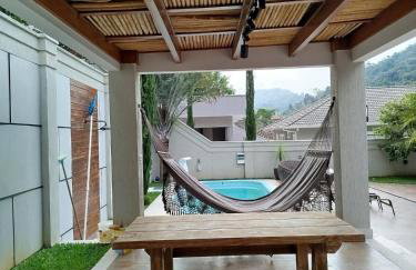 Casa Teresópolis perto do centro com três suítes e piscina - Foto 4