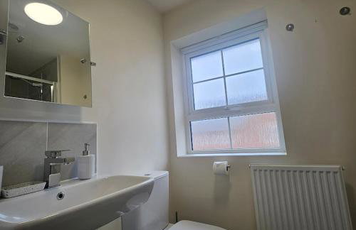 Modern Comfy 3 Bed Home - Free 2 space driveway - Free road parking - Free Netflix - Foto 69