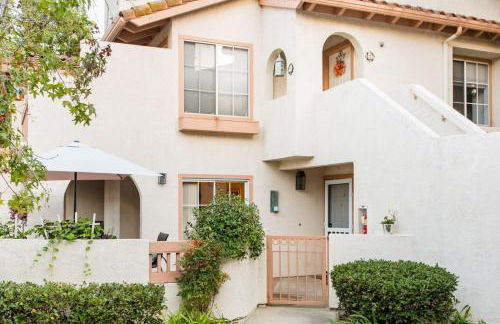 Glamorous Regal Design Home with Private Patio and Garage - Foto 22