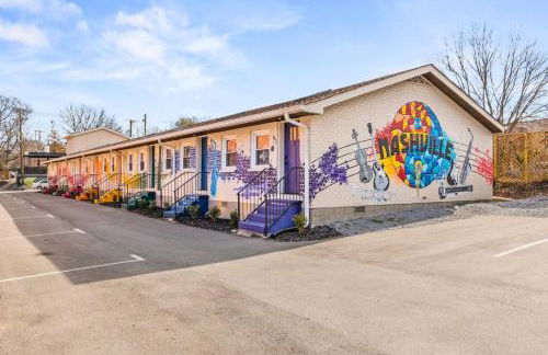 Vibrant Neon Condo Near Restaurants, Coffee and Bars - Foto 27