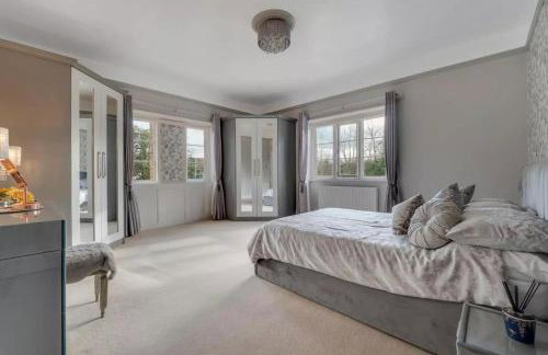 Luxury Detached House in Large Private Grounds, with Outdoor Jacuzzi and Sauna - Foto 77