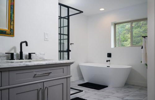 Hot Tub + Views | Cozy Retreat - Foto 22