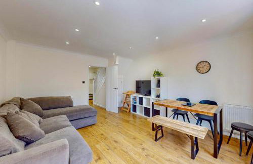 2 Bed with Garden & Free Parking near the Thames - Photo 1