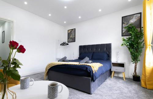 Open Mind Property - 6 Luxury Bedrooms with Free Parking - Photo 21