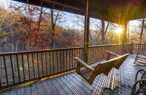 Cozy Creekside Log Cabin w Firepit, Hot Tub, WIFI - Foto 6