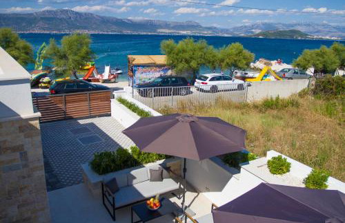 Luxury Poolside Villa - Photo 32