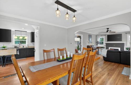 Warm and Inviting 3BR Craftsman with Big Kitchen - Foto 27