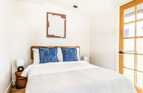 LA Retreat: Stylish 3BR Villa - Photo 18