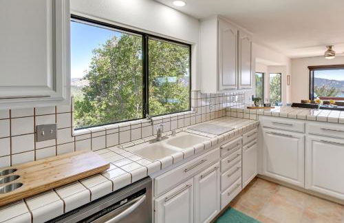 Idyllic Kelseyville Home with 2 Decks and Views! - Foto 9