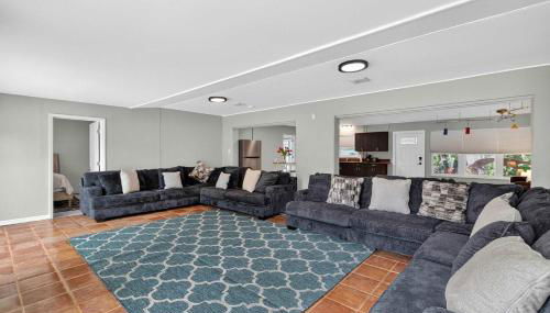 4BR Spacious Paradise - Photo 3