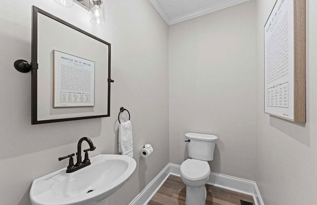 Winding Down by Avantstay Sleeps 20 + Dock, View - Photo 31