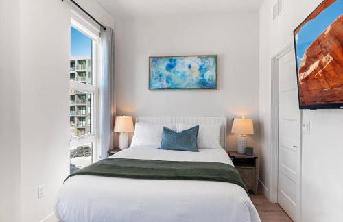 Dwntn Lux Townhome - Best Amenities- 3BD, 4BA - Photo 4