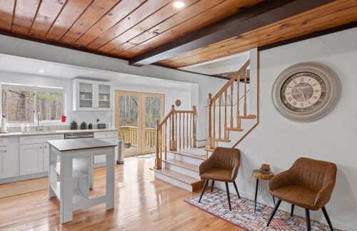 Cozy 3BR Retreat in Downtown Bethlehem - Hot Tub, Trails, Near Ski & Hike - Photo 34