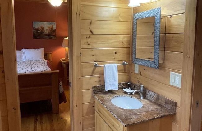 Deluxe log cabin! Pet and motorcycle friendly - enjoy nature with family and friends! 3 Bedroom Cabin by RedAwning - Foto 13