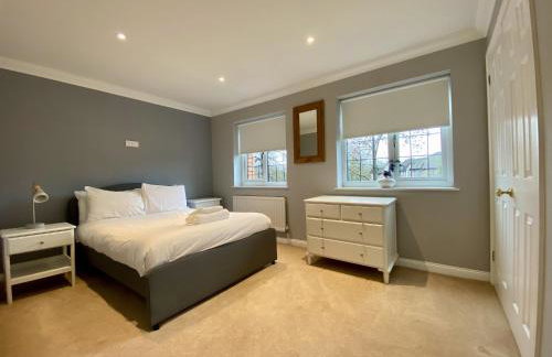 Beautiful 5 Bed 3 Bathroom Detached Family Home 8 - Photo 18