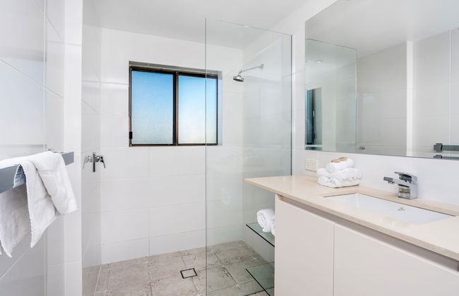 Bayview Beachfront Apartments, in town right on the beach - Foto 52