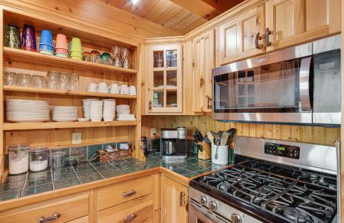 Lake Lure Oasis in the Woods w/ Hot Tub & More! - Foto 12