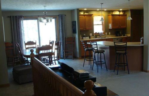 4 Bedroom/2 Bath Home 20 Acres of Woods - Hot Tub - Foto 14
