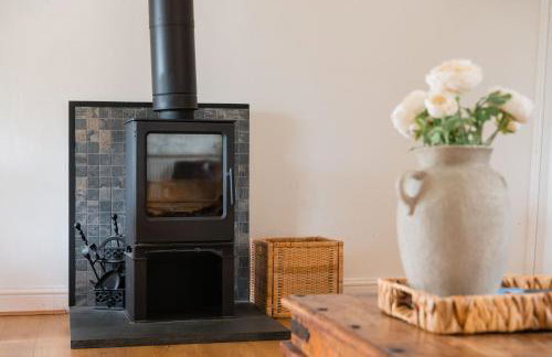 Charming Stone Cottage - Cotswolds Farm Stay - The Bullpen - Photo 2