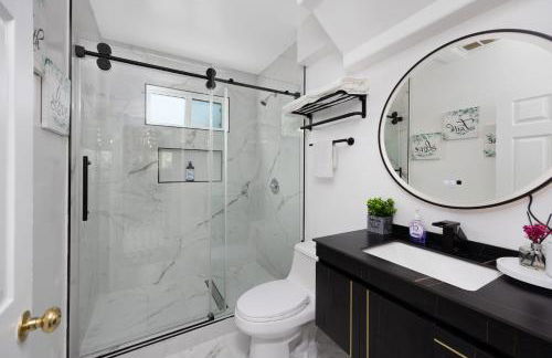 Pasadena Charming Vacation Home with Hot Jacuzzi - Photo 17