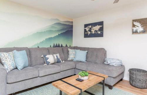 In The Woods - 5 BR Chalet with Game Room, Fire Table and Hot Tub - Foto 12