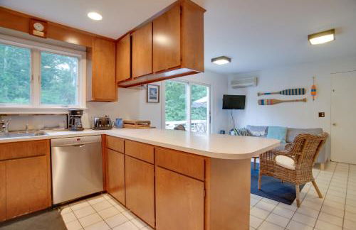 Deck and Grill, Walk to Beaches! Falmouth Retreat - Foto 32