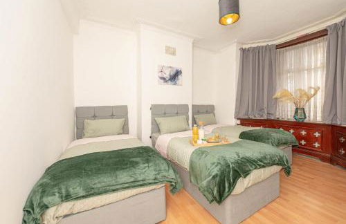 Xtra Large 4 Bedroom House with Heating Sleeps 14 Near Station and ExCeL - Foto 20