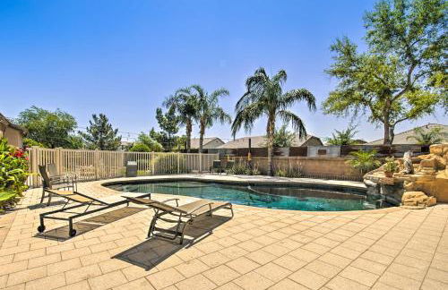 Pool Table, Yard and Grill Luxe Queen Creek Escape - Foto 37