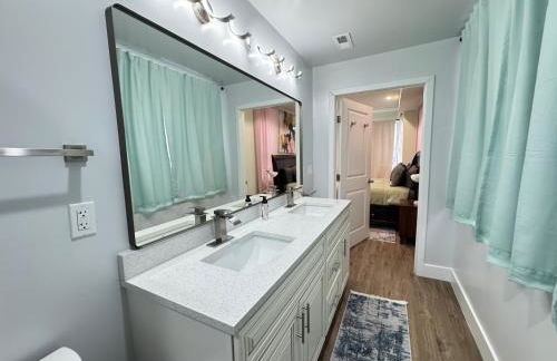 LUX Spacious Townhouse 4BR in DC - Photo 7
