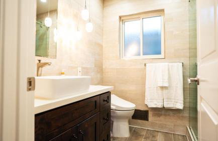 Grand Lux 4BR Prime Location & Serene Yard - Foto 9