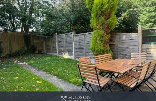 Spacious Townhouse with Garden - Photo 13