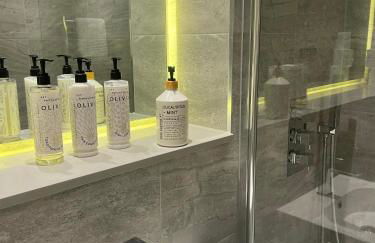 Superior Large Suite Luxury Living City Apartment, 2 Kingsize Bedrooms Business Suite - Free WiFi - Foto 11