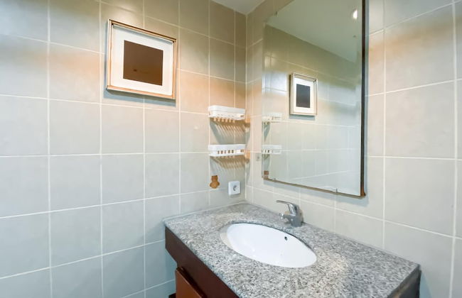 1BR Queen Bed at Ancol Marina Apartment near Dufan - Foto 18