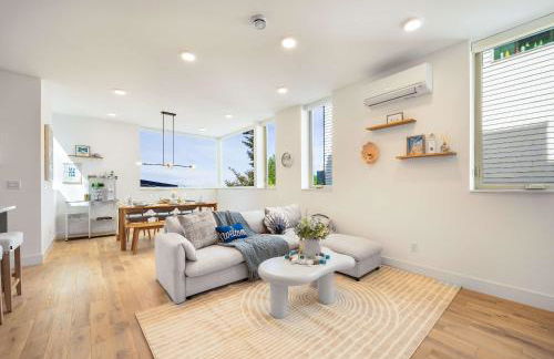 Ocean-Inspired 3B Modern Retreat w Kids Room - Foto 8