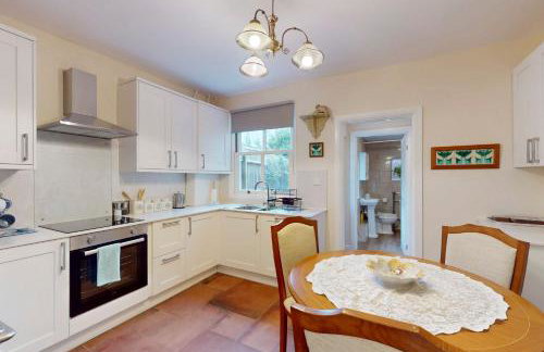 Chic 2BR with Private Backyard Near Loughton Tube - Foto 3