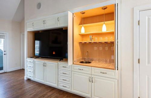 Luxurious 4BR Retreat - Pool Table & Chic Amenities - Photo 8