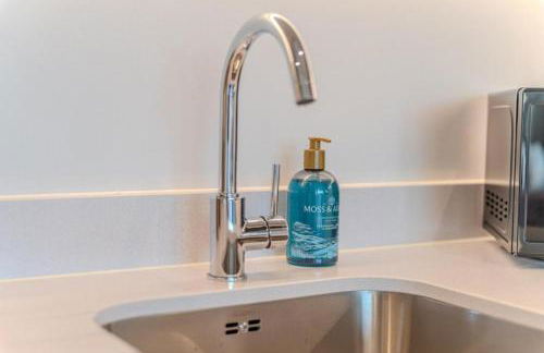 Luxuary 2BR Apt Sleeps 9, Wembley and Park Views - Photo 3