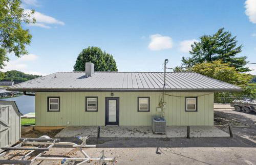 Lakefront Getaway with Private Dock & Scenic Views home - Foto 28