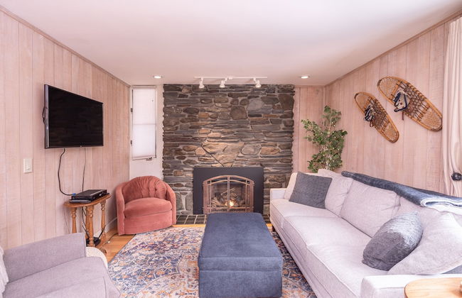 Classic Stowe Ski 3 Bedroom Chalet by RedAwning - Photo 23