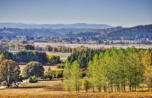 Chic Willamette Valley Home with Deck and Vineyard! - Foto 1