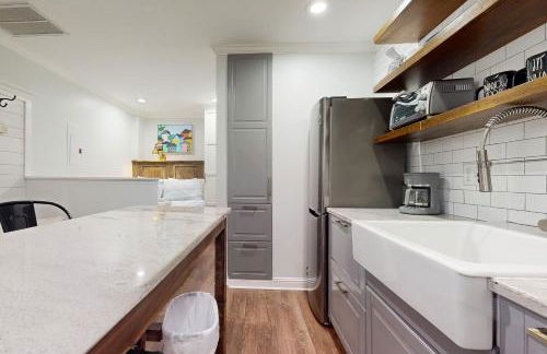 Charming Condo with Central AC, Washer/ dryer, and Full Kitchen - Photo 7