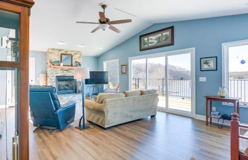 Radford Home with Wraparound Deck! - Foto 3