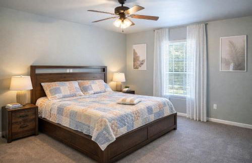 Vacation House, 2 Miles to Beach, Smart TVs, Grill - Foto 9