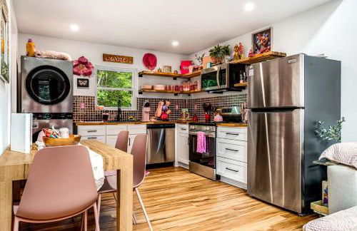 Unique Barbie-Themed Pink Cabin in Black Mountain, North Carolina - Foto 31