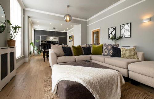 Stylish Central Apartment with Parking & Lift - Foto 1