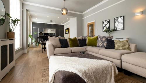 Stylish Central Apartment with Parking & Lift - Foto 1