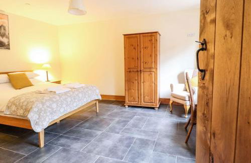 Hay Store - Photo 15